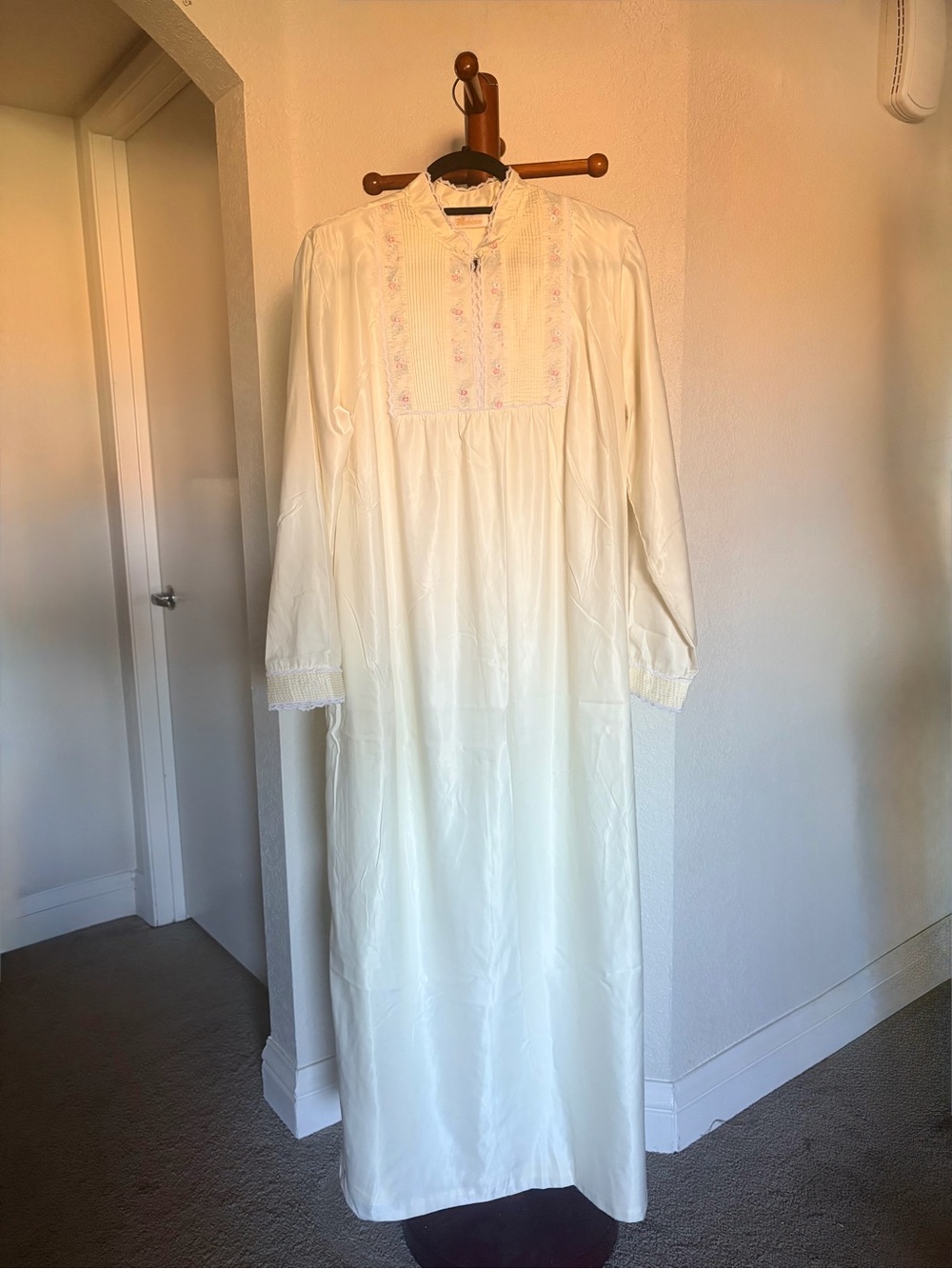 VTG Barbizon Cream Embroidered Long Sleeve Women's Nightgown Dress